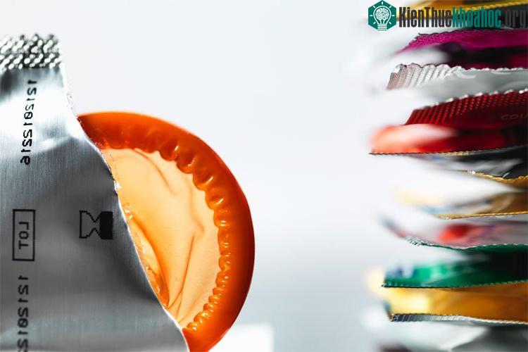 Không chỉ làm mất hiệu quả, bao cao su hết hạn còn dẫn đến nguy cơ kích ứng da cao. (Ảnh: MH).