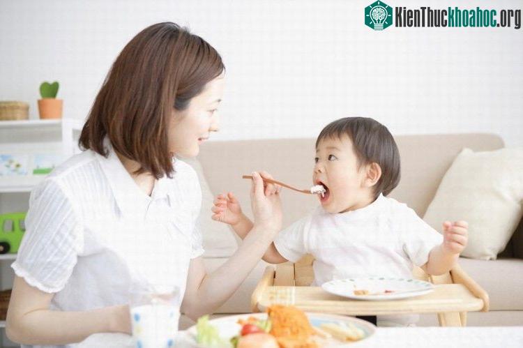 Phụ huynh nên chủ động tăng cường miễn dịch cho trẻ.