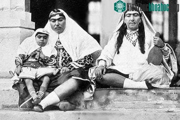 Anis al-Doleh (phải) - tri kỷ của đức vua.