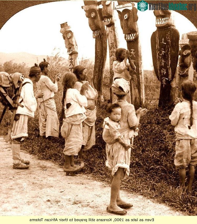 Người Triều Tiên có mặt để thờ cúng thần Sindo ở Seoul năm 1900.