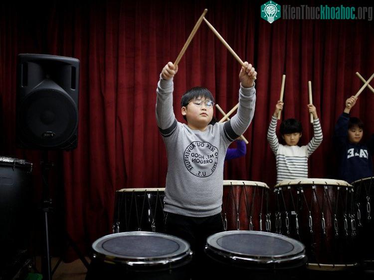 Việc “nhảy lớp” có thể giúp thúc đẩy thành tích của trẻ.