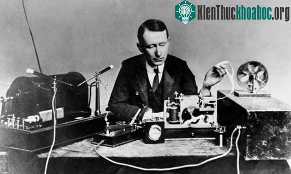 Guglielmo Marconi bên tác phẩm bị Nevil Maskelyne chỉ ra nhiều lỗ hổng.