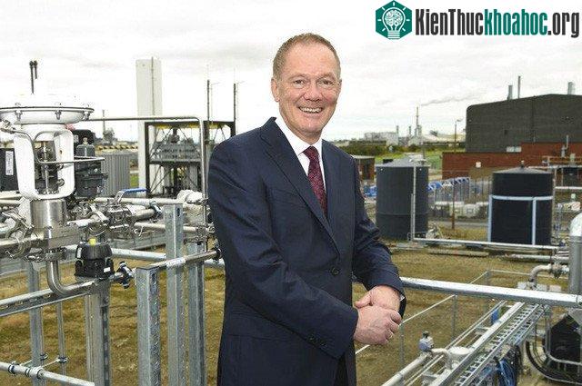 Ông Alan Shaw bên cạnh dây chuyền sản xuất của Calysta - (Ảnh: Bloomberg).