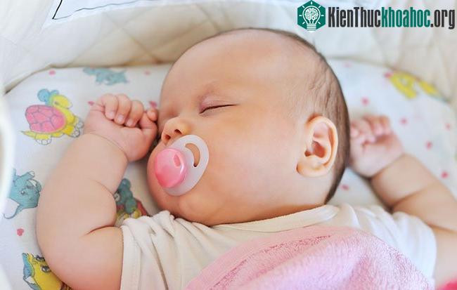 Một số bà mẹ khi trẻ bắt đầu nghiến răng thường đặt một cái núm vú cao su nhỏ vào miệng trẻ