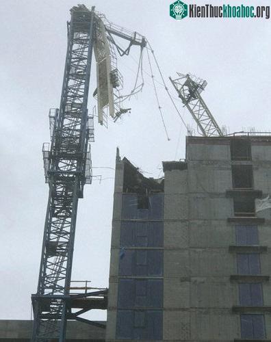 Bão Irma xé toạc một cần cẩu xây dựng trên nóc một tòa cao ốc ở Miami