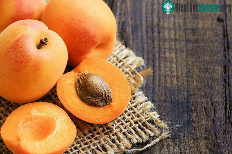 Ăn hạt mơ sẽ giải phóng xyanua trong cơ thể. Ở liều cao, chất độc này có thể gây tổn thương não và tim, dẫn đến tử vong.