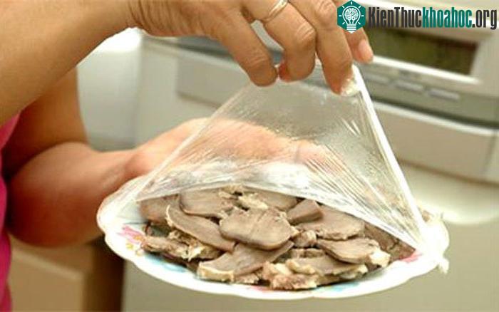 Tuyệt đối không được dùng màng bọc thực phẩm nilon lên bề mặt thức ăn để hâm nóng trong lò vi sóng. Sau khi bị quay nóng trong lò vi sóng tới 300 - 500 o C, các màng bọc ni lông này bị chảy nhẽo và...