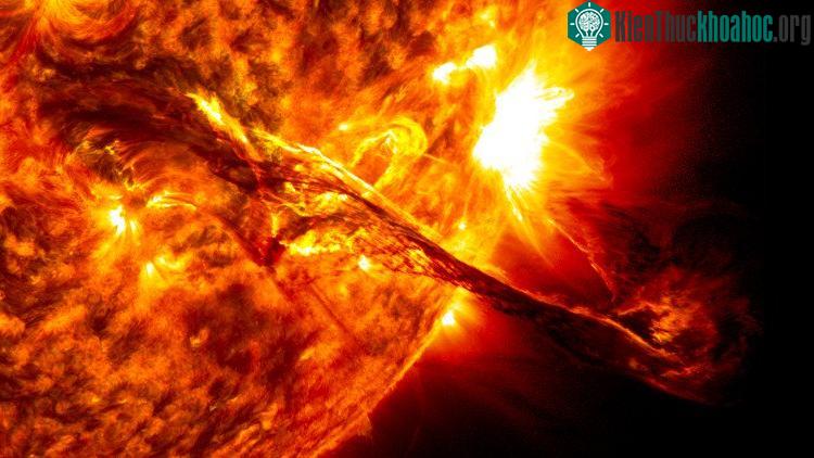 Khi gió Mặt Trời tới Trái Đất, nó có tốc độ khoảng từ 400km/s đến 700km/s.