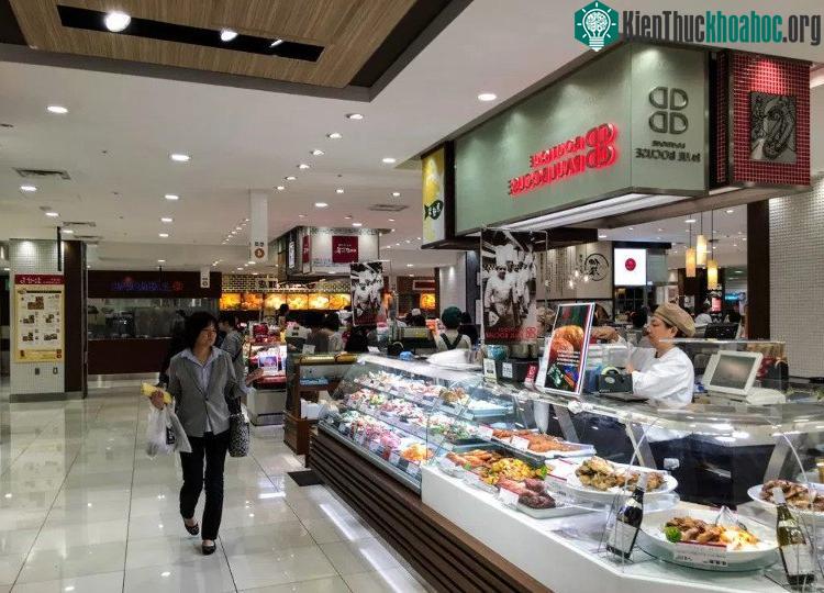 Hạn chế đi mua sắm khi bạn đói và tránh ăn tối khi siêu thị bắt đầu đóng cửa.