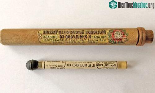 Các nhà khoa học phân tích mẫu vắc xin sản xuất năm 1902. (Ảnh: Gears of Biz).
