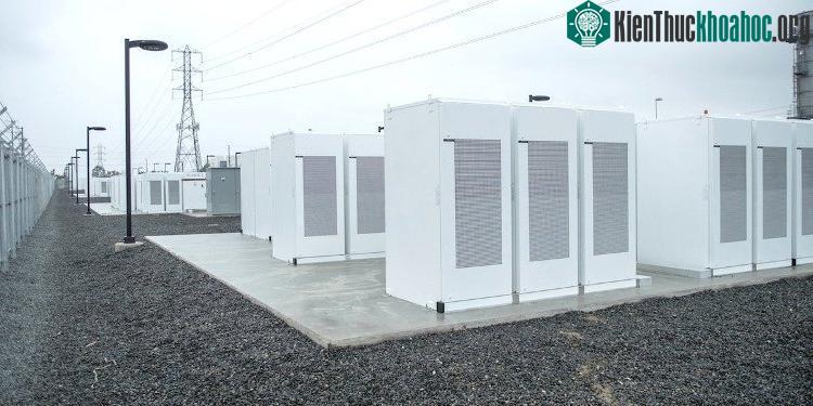 Những viên pin giá rẻ với hiệu suất cao có vai trò rất quan trọng trong tương lai của năng lượng tái tạo. (ảnh: Tesla).