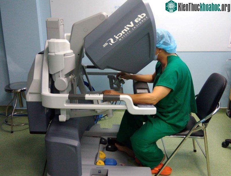 Trạm điều khiển robot của phẫu thuật viên.