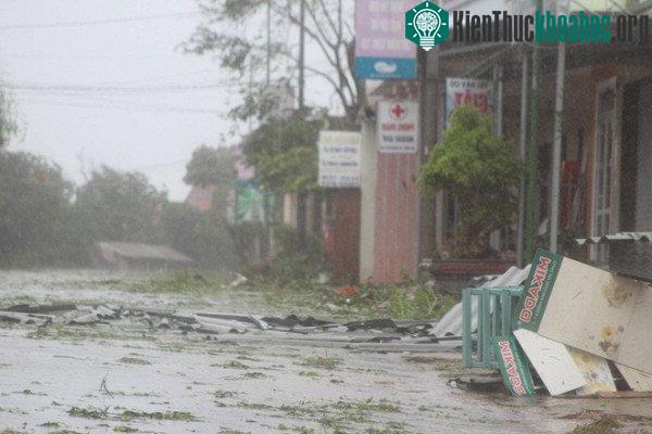 Cây cối, mái tôn rơi đầy đường