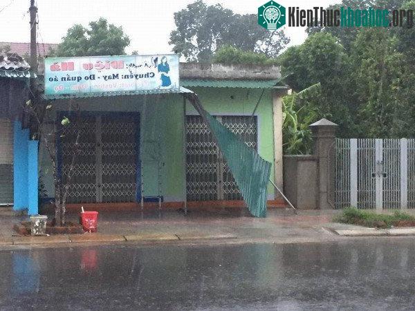 Mái tôn bung ra, rơi xuống hiên nhà