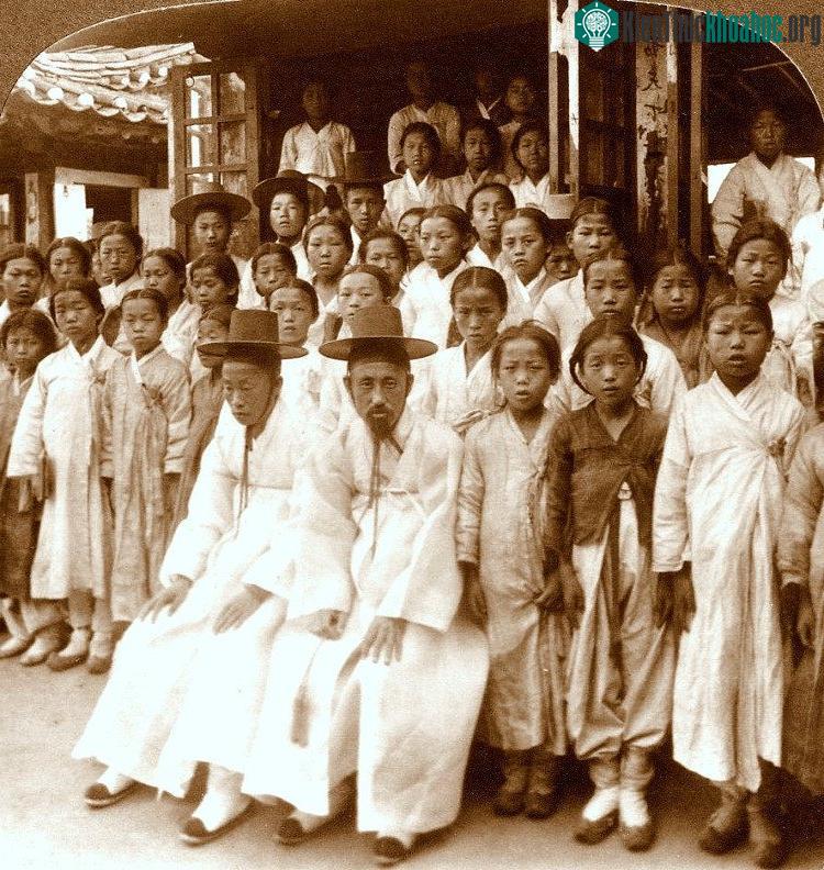 3 người đội mũ đứng sau đã lập gia đình, ảnh chụp năm 1903.
