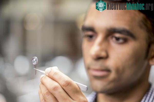Nhóm nghiên cứu đang tiếp tục phát triển một lens đeo mắt từ thiết bị này để tận dụng khả năng truyền xa của nó.