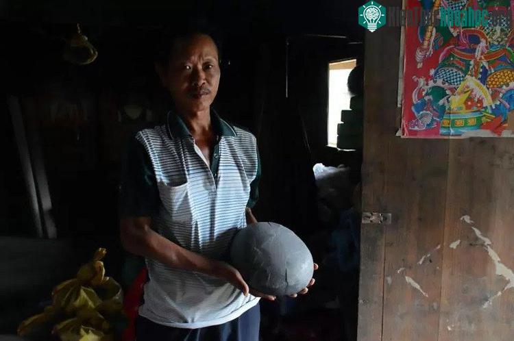 Người dân thường mang những quả trứng đá về nhà vì tin rằng chúng đem lại may mắn. (Ảnh: Asiawire).