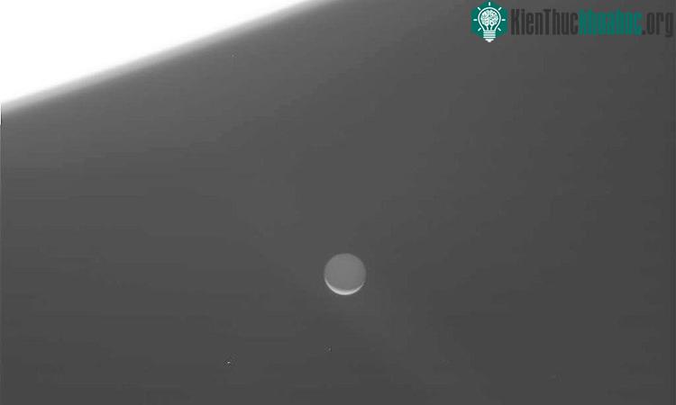 Hình ảnh rõ nét về mặt trăng Enceladus