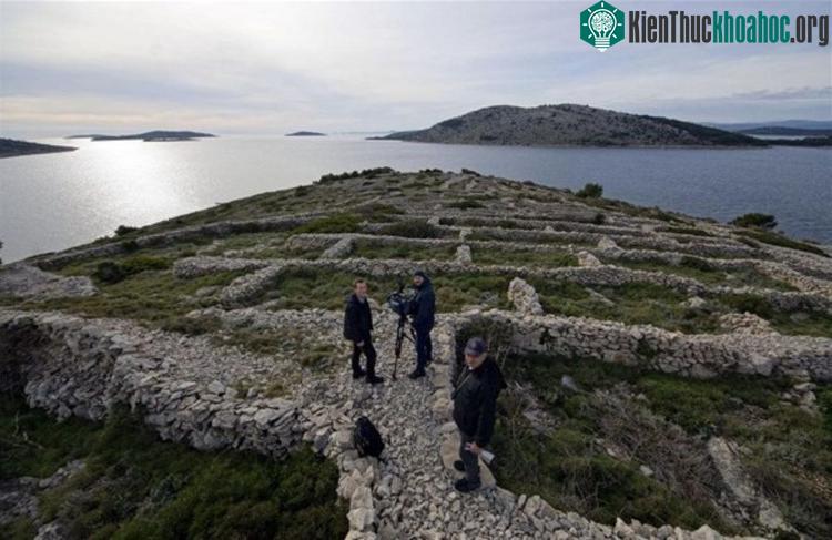 Thực chất đây là những bờ đá do người nông dân Croatia đắp lên.