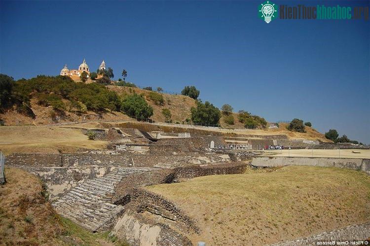 Nền móng của Đại kim tự tháp Cholula dưới chân nhà thờ trên đỉnh núi. (Ảnh: Flickr).