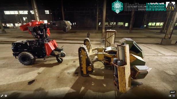 Hiệp 1 diễn ra khá chóng vánh khi vừa mới thượng đài chưa đến 10 giây, Iron Glory của đội Mỹ đã bị Kuratas tung cú đấm khiến nó ngã gục.