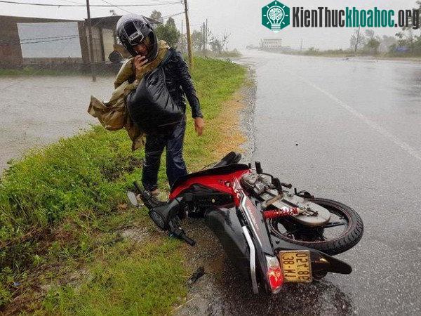 Một người tham gia giao thông buộc phải dừng xe lại vì gió quá mạnh
