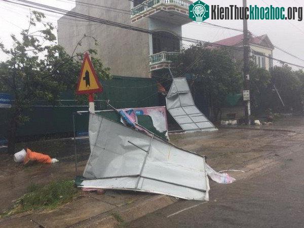 Các tấm biển quảng cáo rơi đầy đường