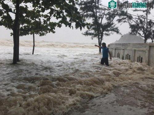 Nước biển tràn vào khu dân cư.