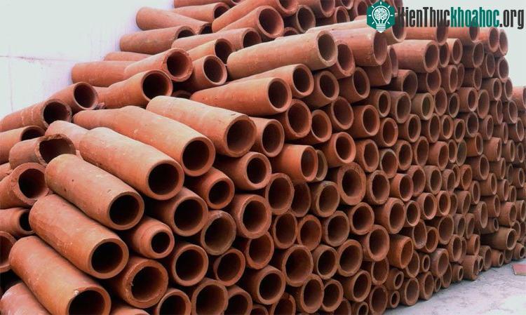 Các ống tròn bằng đá ong được nung theo phương pháp truyền thống
