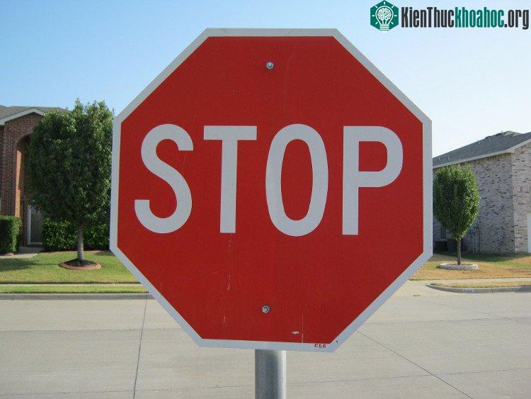 Màu đỏ có bước sóng dài nhất trong tất cả các màu phổ biến, mọi người có thể phát hiện nó từ xa.
