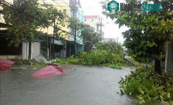 Nhiều tuyến đường ngập sâu trong nước.