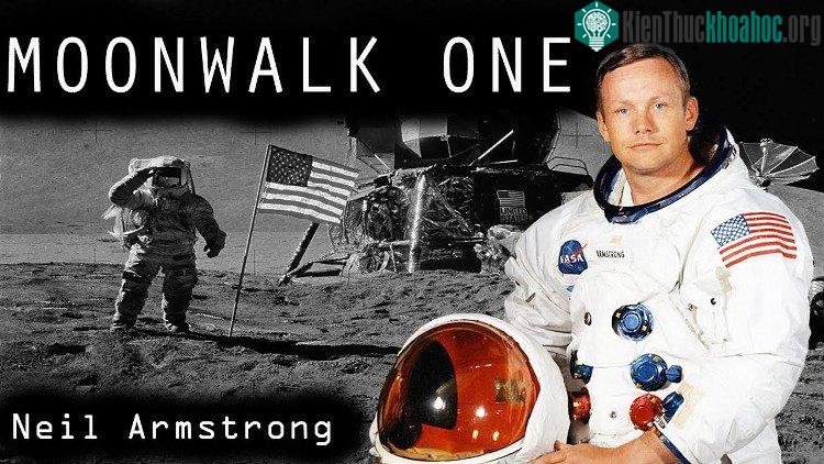 Neil Armstrong và lá cờ Mỹ trên mặt trăng. (Ảnh: ITN).
