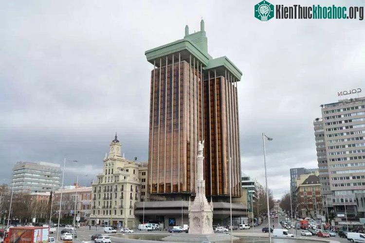 Tòa nhà vẫn đứng vững và tồn tại cho đến ngày nay.