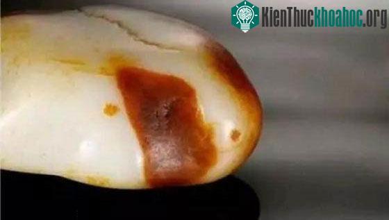 Kết cấu siêu đặc ruột, hoàn toàn tự nhiên của viên ngọc Nephrite.