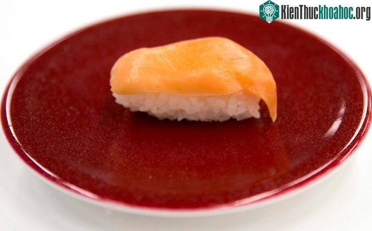 Một miếng sushi được tạo nên bởi robot.