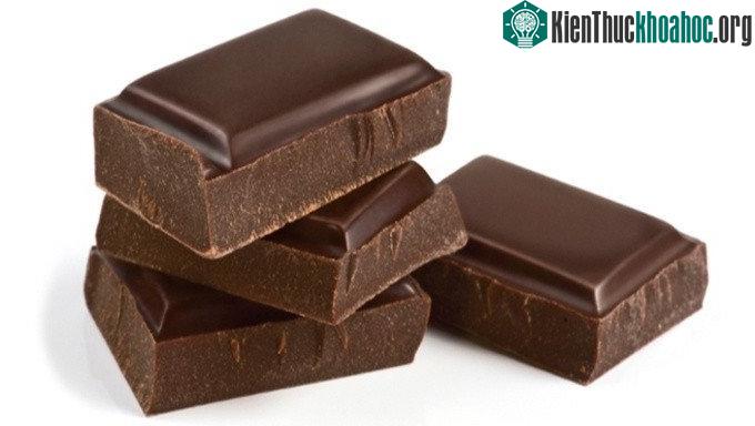 Việc bổ sung thêm sữa vào chocolate cho thể làm giảm tuổi thọ của món ăn này. Nếu không để ở nhiệt độ cố định, chất béo trong chocolate sẽ nổi lên bề mặt tạo thành màng giống như nấm mốc. Nhưng nếu...