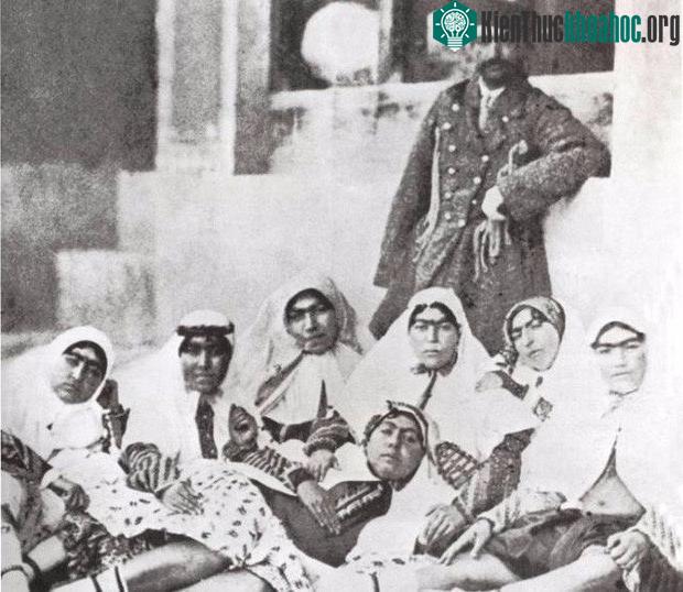 Một phần trong hậu cung trăm người của shah Nasser al-Din.