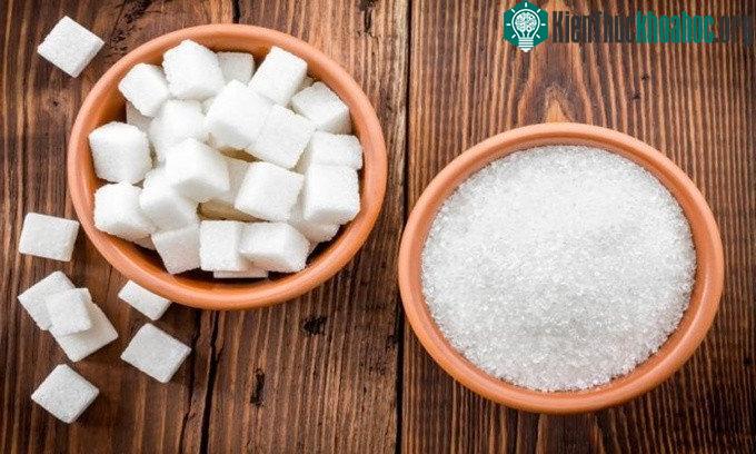 Nếu muối và đường được bảo quản trong hộp kín chống ẩm, bạn có thể sử dụng chúng vô thời hạn. Nhưng nếu muối có thêm chất phụ gia, chẳng hạn như iốt, tuổi thọ của muối sẽ giảm xuống còn khoảng 5 nă...
