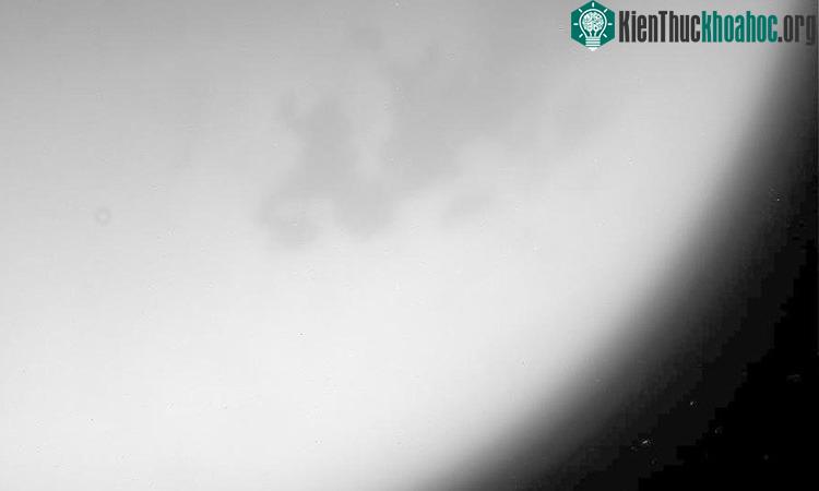 Hình ảnh chụp cận cảnh bề mặt Titan với những vết tối màu là hồ hydrocarbon lỏng.
