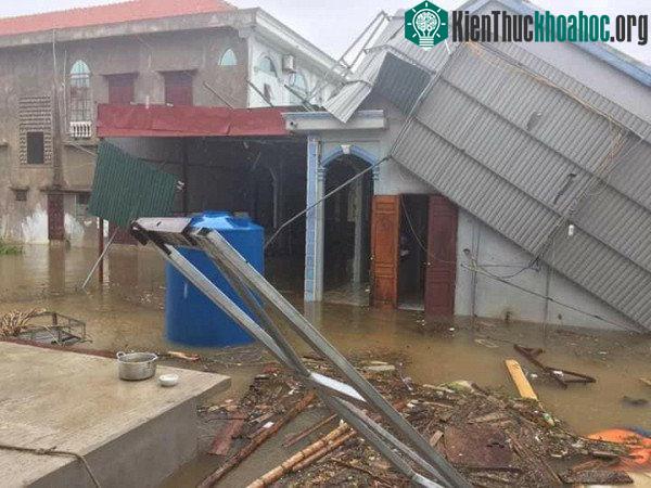 Ngôi nhà bị tốc mái ở Ba Đồn.
