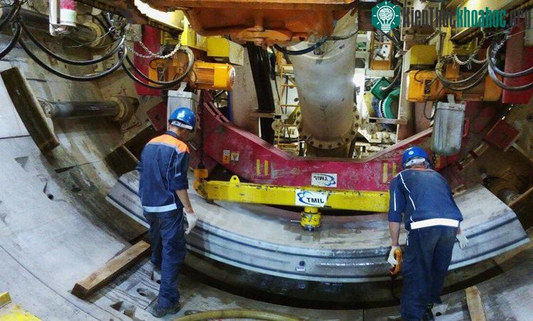 Sau khi đào khoảng hở 1,2m, các vỏ hầm sẽ lần lượt được một máy cẩu ngang bên trong để đưa vào