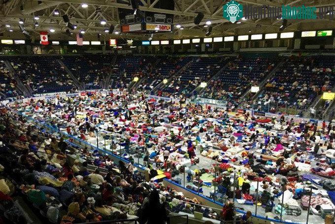 Người dân đi sơ tán bão Irma tại nhà thi đấu Germain ở Estero, Florida.