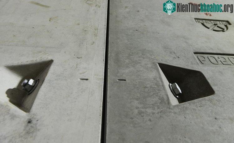 Sau khi được lắp khớp vào nhau, các tấm bê tông của một vòng hầm và vòng lắp trước đó được nối với nhau bằng đinh vít hình vòng cung.