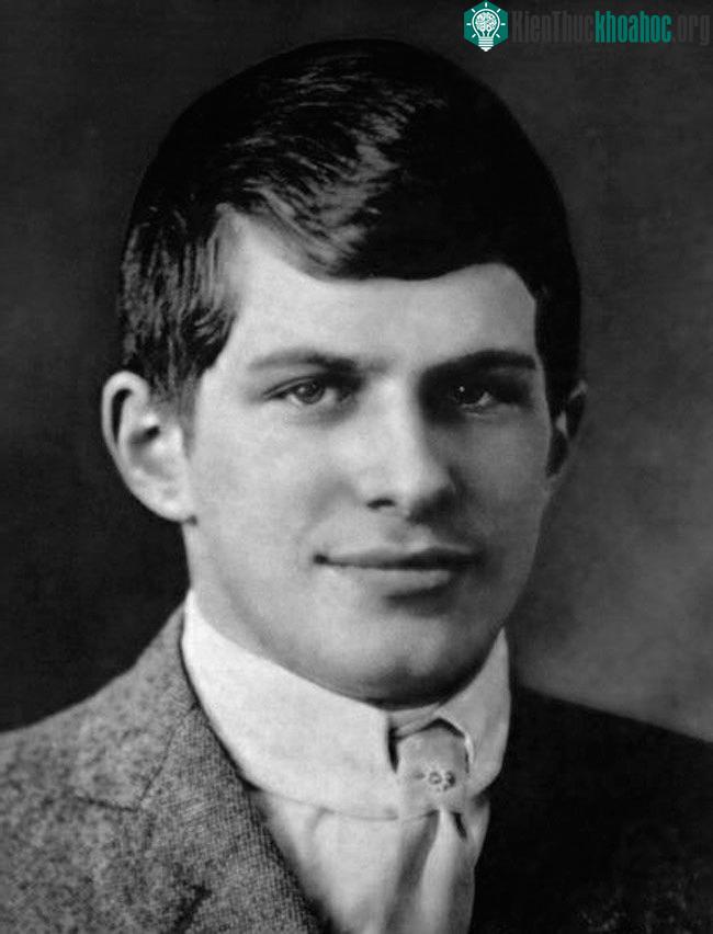 William Sidis (IQ: 200-300)