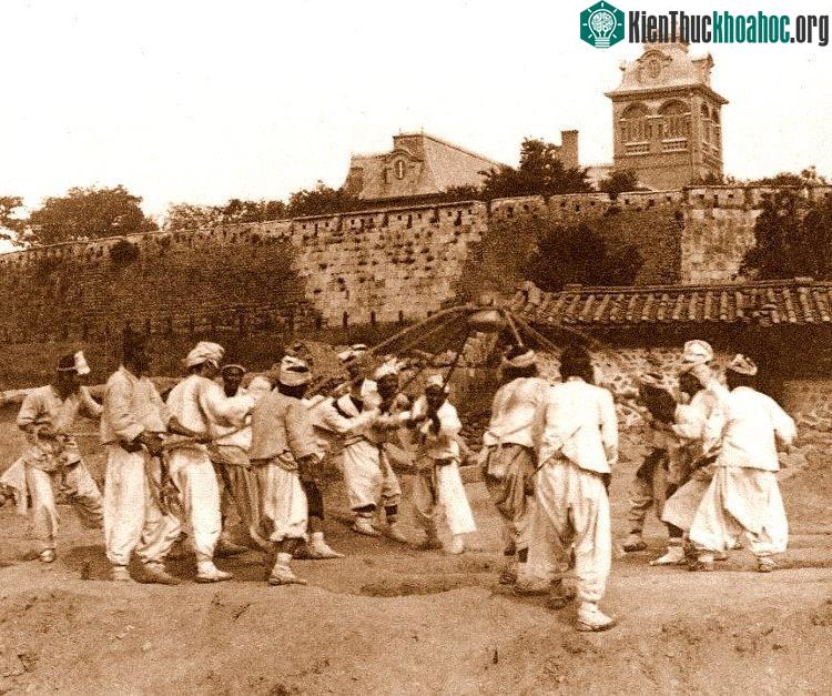 Những người Triều Tiên đang xây dựng một bưu điện mới năm 1903. Đằng xa là tòa đại sứ của Pháp.