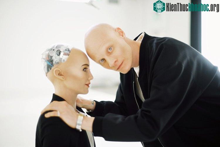 Robot Sophia bên cha đẻ của mình.