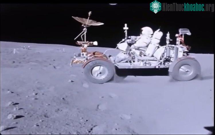 Người lái xe khi đó là phi hành gia John Young.