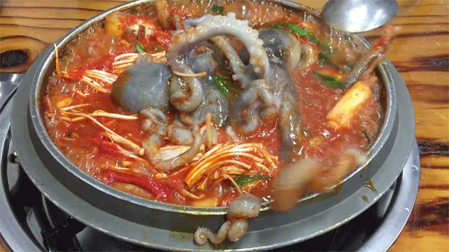 Nồi lẩu kim chi bạch tuộc cực hấp dẫn.