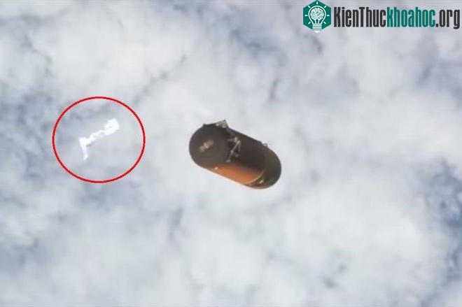 Vật thể màu trắng được cho là UFO.
