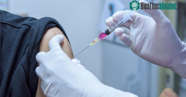 Người đầu tiên thử nghiệm vắc xin mới là một bệnh nhân ung thư phổi.
